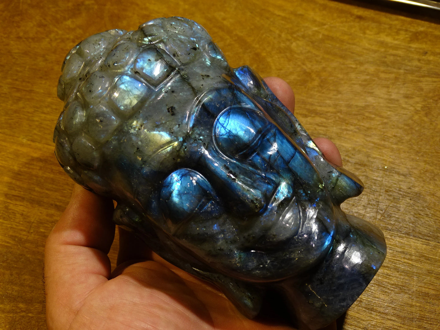 Sculpture de Bouddha en Labradorite qualité supèrieure, fait main. Ø 15 x 8 x 8cm. Reflets bleutés incroyables, superbes pièces ! Parfait dans une salle de Méditation, Autel, Collection, Exposition...