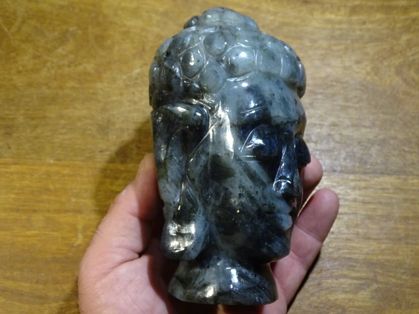 Sculpture de Bouddha en Labradorite qualité supèrieure, fait main. Ø 15 x 8 x 8cm. Reflets bleutés incroyables, superbes pièces ! Parfait dans une salle de Méditation, Autel, Collection, Exposition...