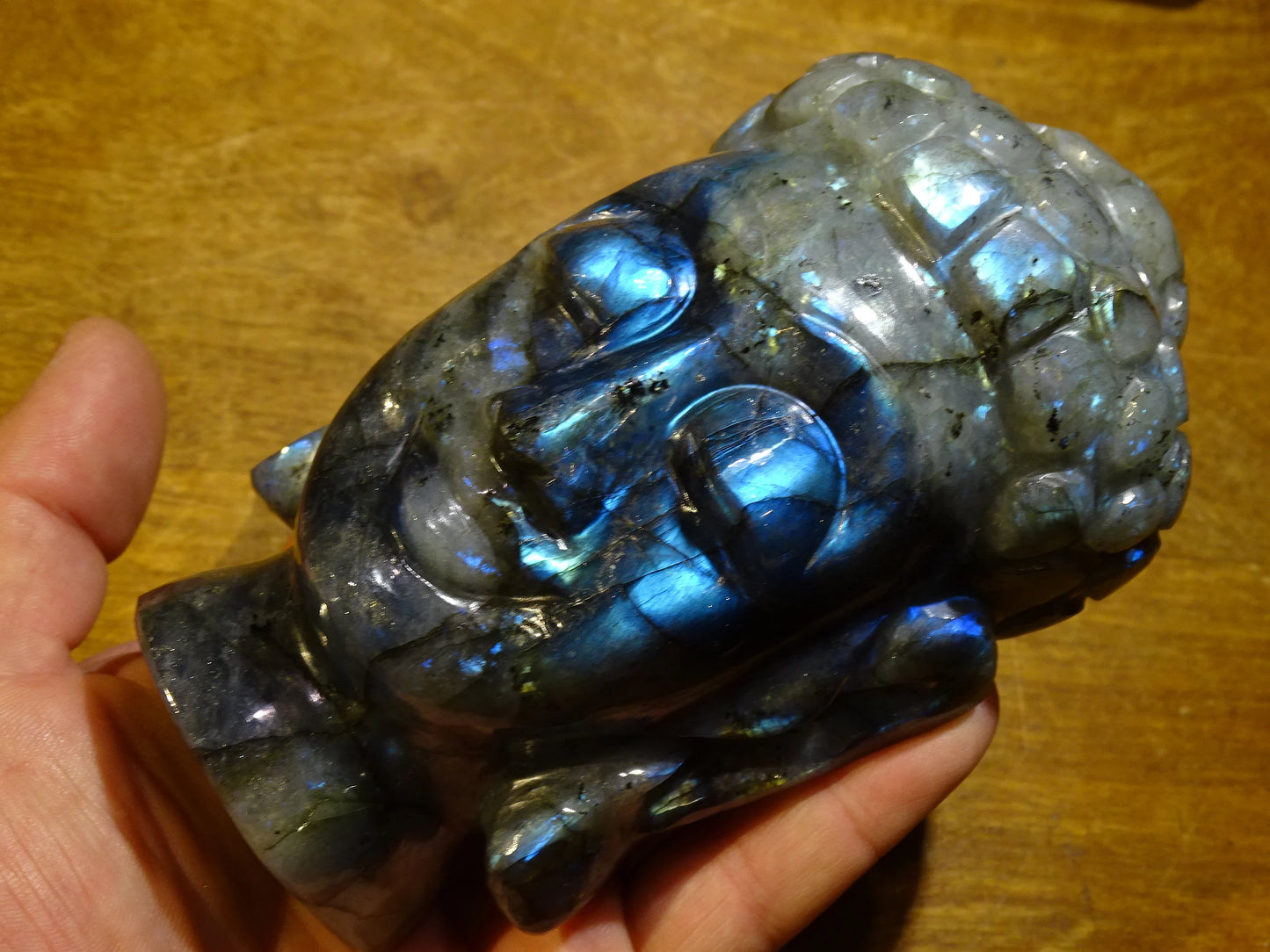 Sculpture de Bouddha en Labradorite qualité supèrieure, fait main. Ø 15 x 8 x 8cm. Reflets bleutés incroyables, superbes pièces ! Parfait dans une salle de Méditation, Autel, Collection, Exposition...