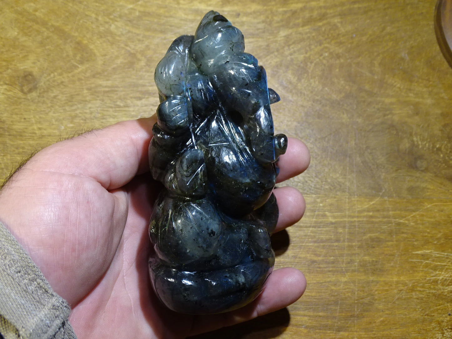 Ganesh en pierre de 'labradorite', fait main, taille de 115 millimètres de hauteur x 85 x 48 - 510 grammes. Superbe pièce aux reflets bleutés incroyable pour 1 divinité Hindouiste éternelle !