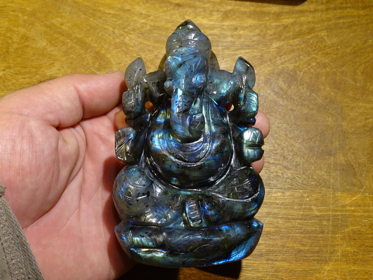 Ganesh en pierre de 'labradorite', fait main, taille de 115 millimètres de hauteur x 85 x 48 - 510 grammes. Superbe pièce aux reflets bleutés incroyable pour 1 divinité Hindouiste éternelle !