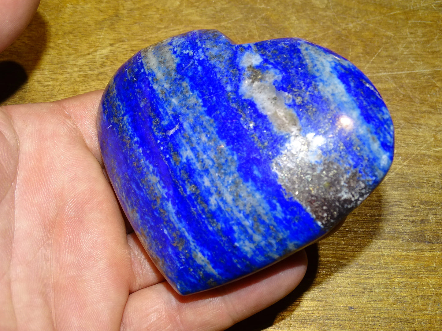 Large lapis lazuli heart (8.6 x 7.2 x 2.6 centimeters). Beautifully finished, with natural golden pyrite veins, the blue of the pharaohs, a magnificent piece!