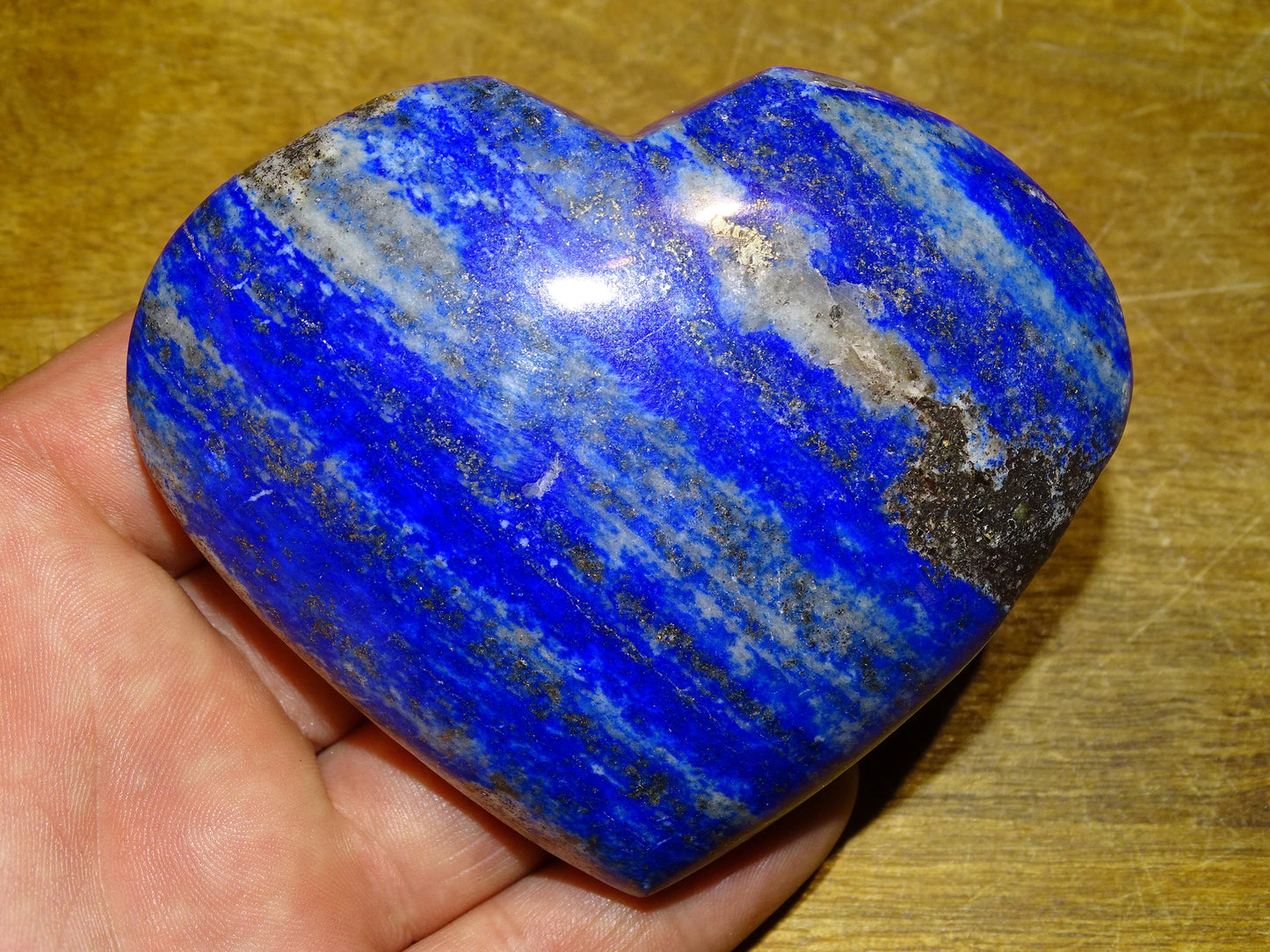 Large lapis lazuli heart (8.6 x 7.2 x 2.6 centimeters). Beautifully finished, with natural golden pyrite veins, the blue of the pharaohs, a magnificent piece!