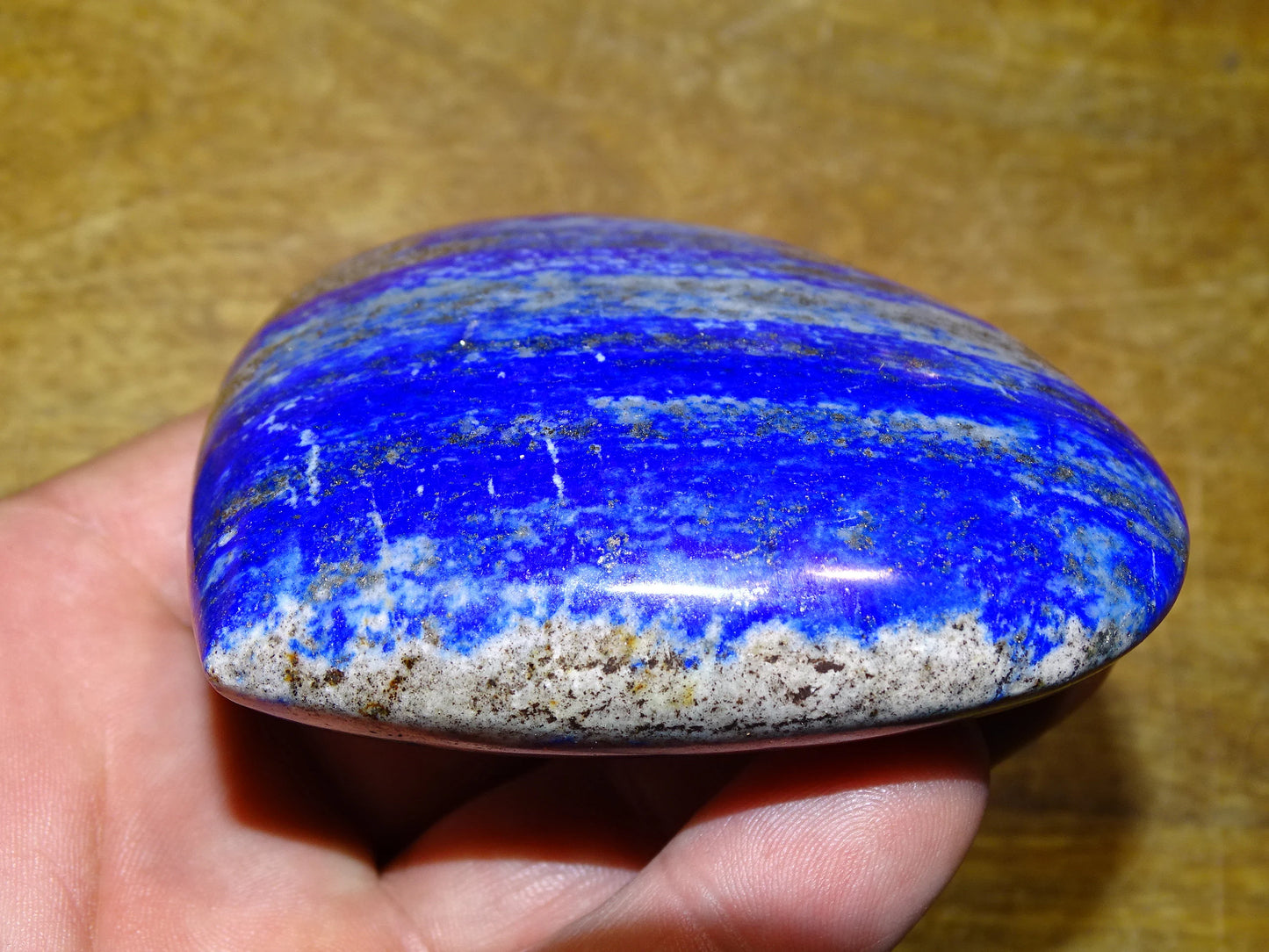 Large lapis lazuli heart (8.6 x 7.2 x 2.6 centimeters). Beautifully finished, with natural golden pyrite veins, the blue of the pharaohs, a magnificent piece!