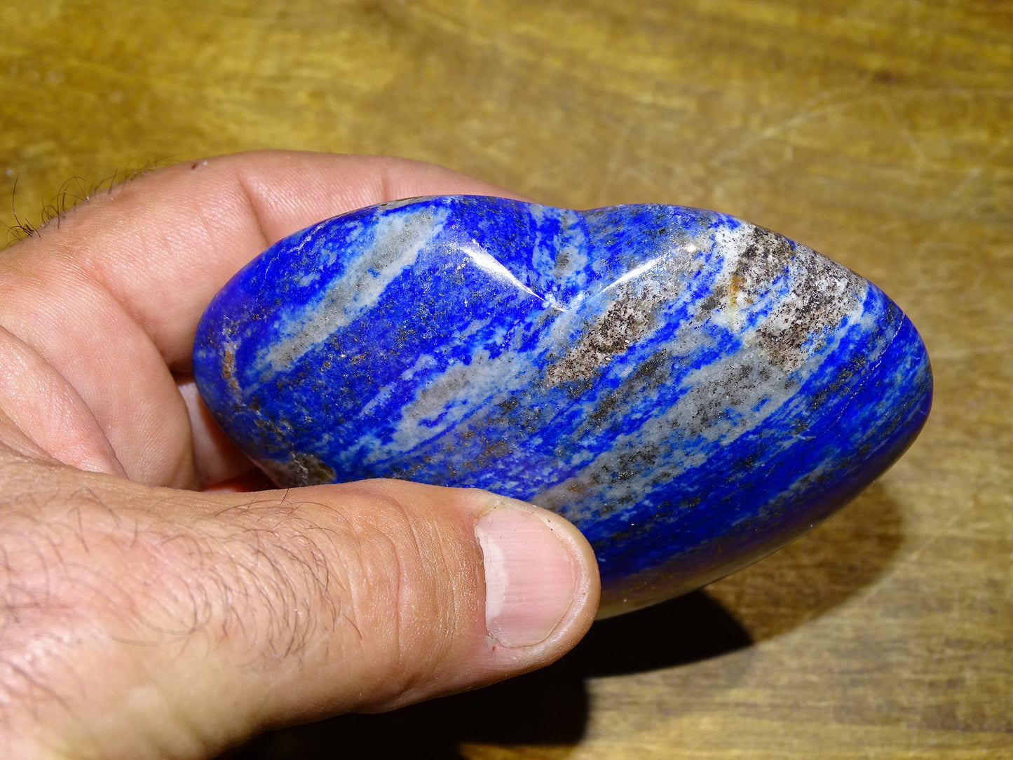 Large lapis lazuli heart (8.6 x 7.2 x 2.6 centimeters). Beautifully finished, with natural golden pyrite veins, the blue of the pharaohs, a magnificent piece!