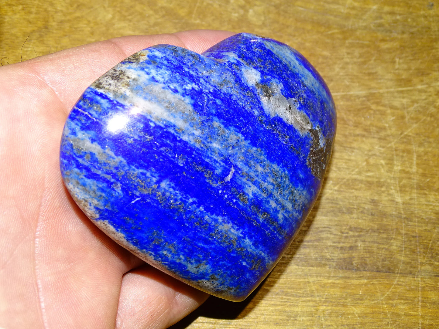 Large lapis lazuli heart (8.6 x 7.2 x 2.6 centimeters). Beautifully finished, with natural golden pyrite veins, the blue of the pharaohs, a magnificent piece!