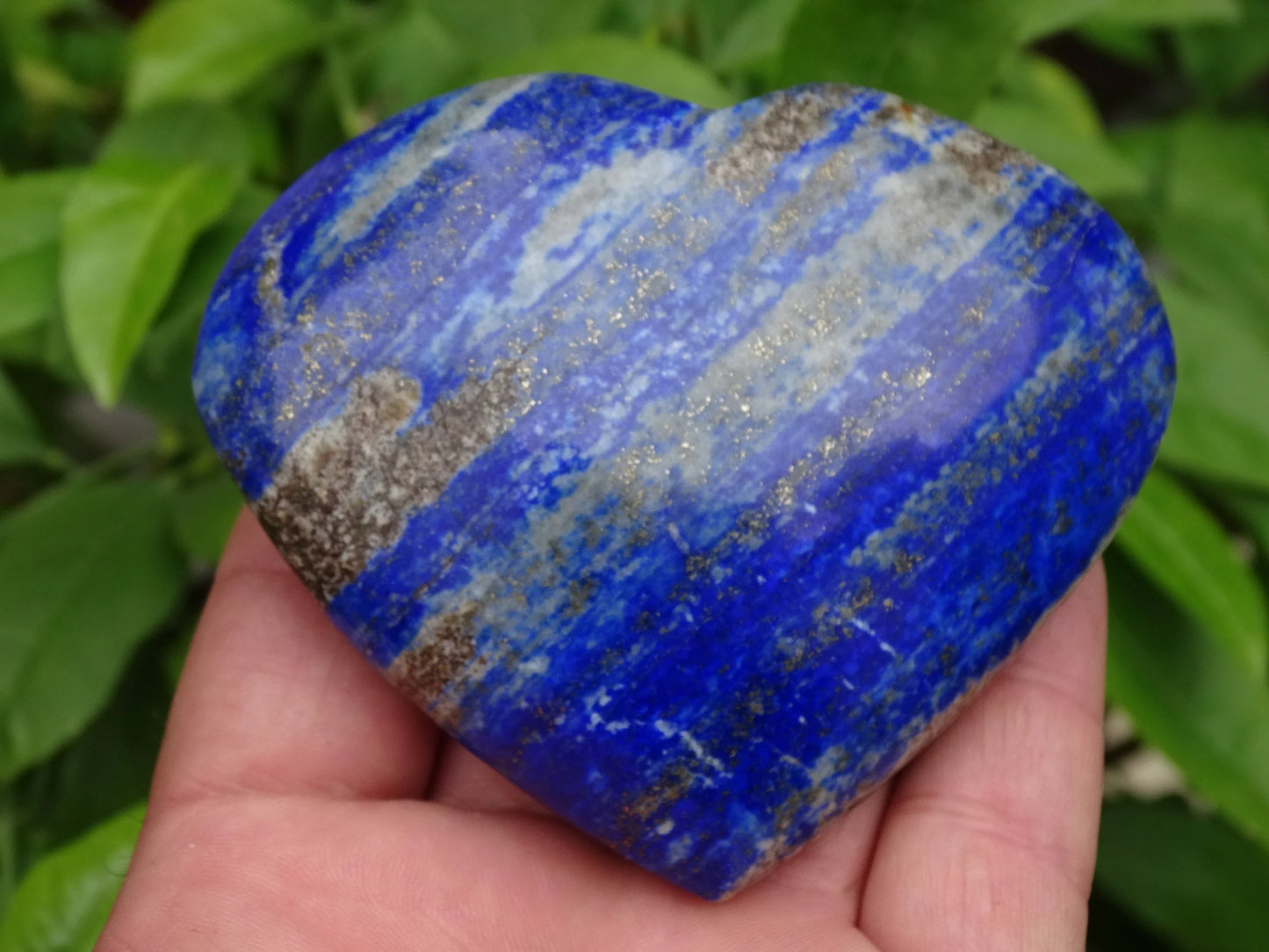 Large lapis lazuli heart (8.6 x 7.2 x 2.6 centimeters). Beautifully finished, with natural golden pyrite veins, the blue of the pharaohs, a magnificent piece!