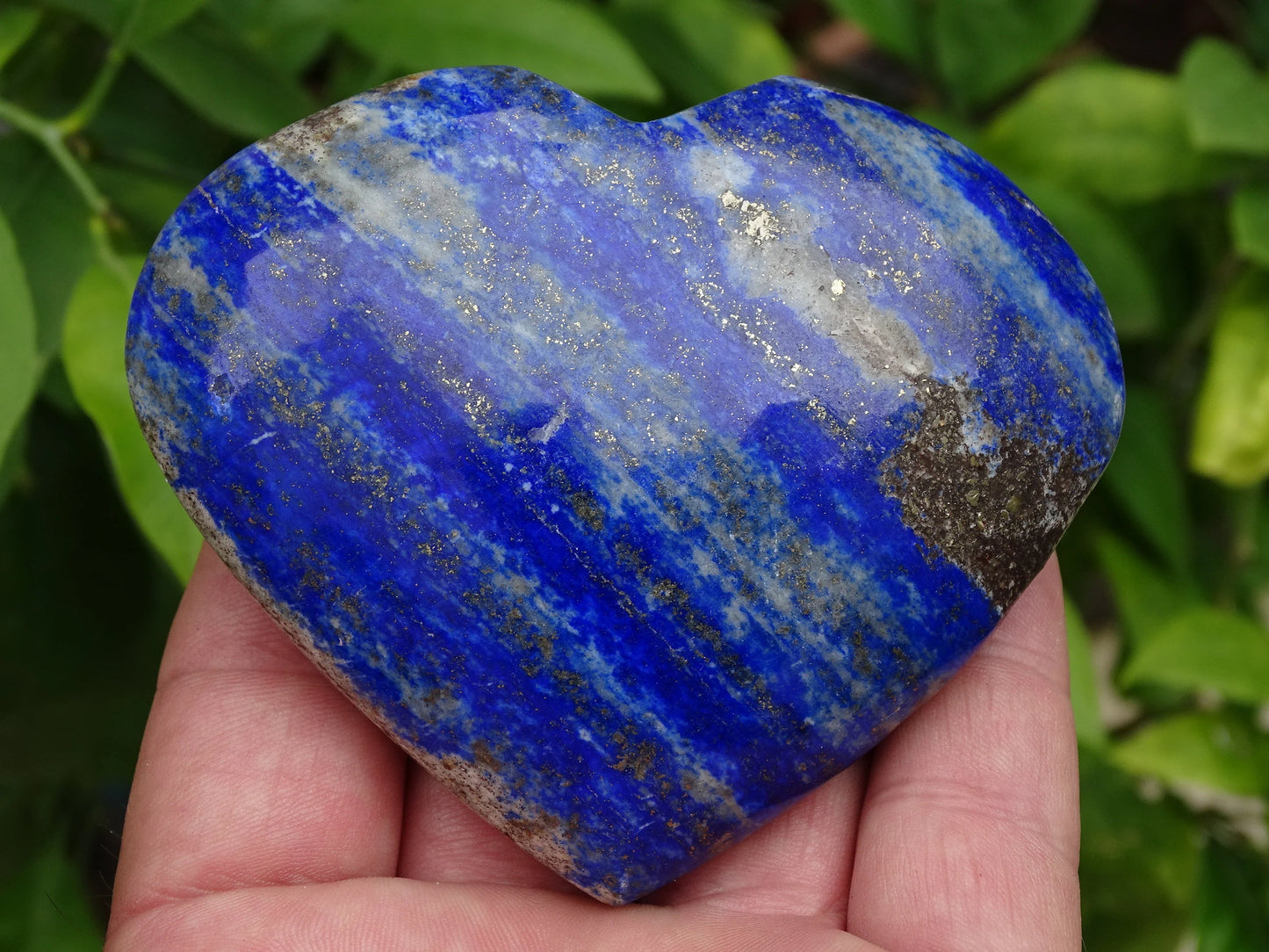 Large lapis lazuli heart (8.6 x 7.2 x 2.6 centimeters). Beautifully finished, with natural golden pyrite veins, the blue of the pharaohs, a magnificent piece!