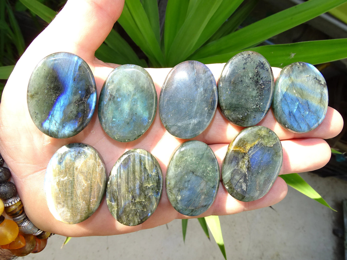 Labradorite, sélection de pierres plates, modèles au choix, environ 40x30x9 mm - 20 à 22 grammes. Parfait pour être monter en bijouterie. Très belle qualité, des reflets hologramme incroyable ! vente à l'unité ou lot complet !