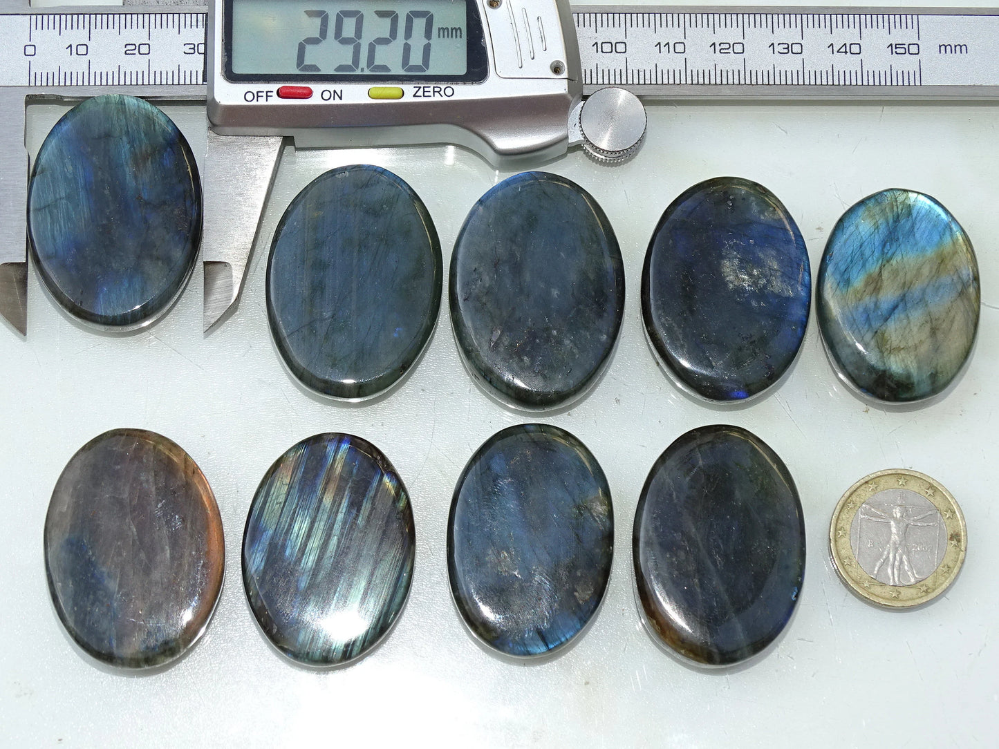 Labradorite, sélection de pierres plates, modèles au choix, environ 40x30x9 mm - 20 à 22 grammes. Parfait pour être monter en bijouterie. Très belle qualité, des reflets hologramme incroyable ! vente à l'unité ou lot complet !