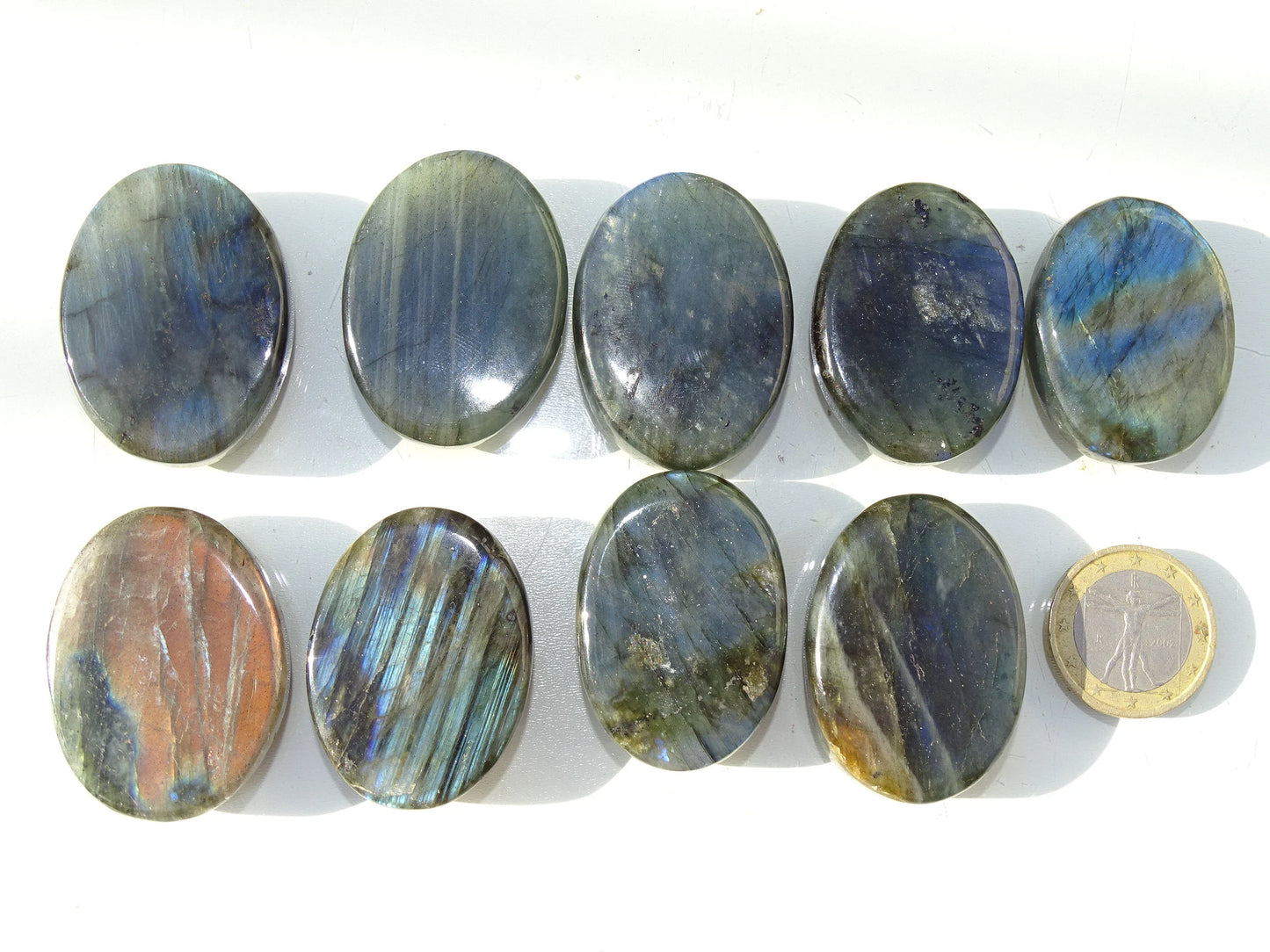 Labradorite, sélection de pierres plates, modèles au choix, environ 40x30x9 mm - 20 à 22 grammes. Parfait pour être monter en bijouterie. Très belle qualité, des reflets hologramme incroyable ! vente à l'unité ou lot complet !