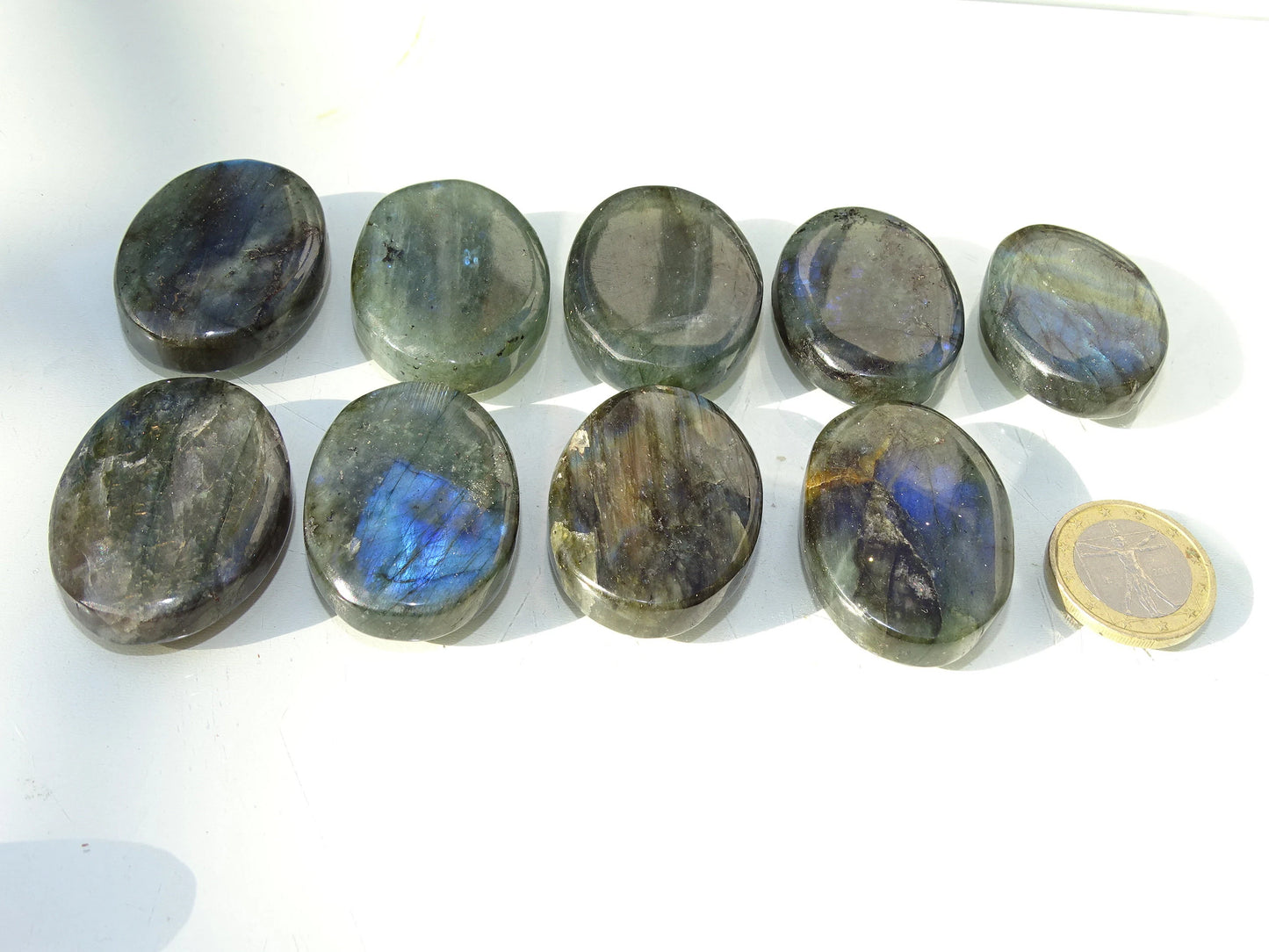 Labradorite, sélection de pierres plates, modèles au choix, environ 40x30x9 mm - 20 à 22 grammes. Parfait pour être monter en bijouterie. Très belle qualité, des reflets hologramme incroyable ! vente à l'unité ou lot complet !