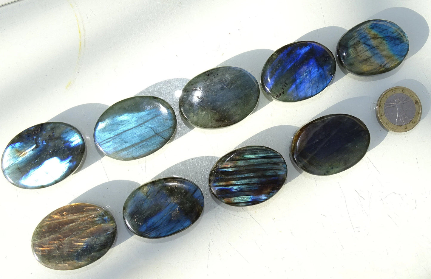 Labradorite, sélection de pierres plates, modèles au choix, environ 40x30x9 mm - 20 à 22 grammes. Parfait pour être monter en bijouterie. Très belle qualité, des reflets hologramme incroyable ! vente à l'unité ou lot complet !