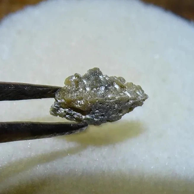 Anatase Diamantina, 8 mm x 3,3 x 3,3 - 1 gramme environ. Beau spécimen, cristaux parfois teintés de bleu (Titane) ou d’or !