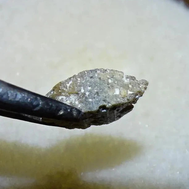 Anatase Diamantina, 8 mm x 3,3 x 3,3 - 1 gramme environ. Beau spécimen, cristaux parfois teintés de bleu (Titane) ou d’or !