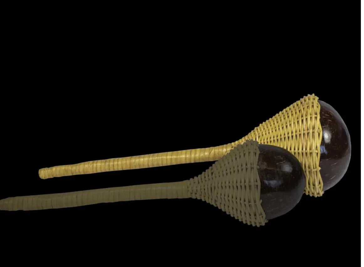 Sélection de divers modèles au choix de maracas, hochet ou shaker, fait en bois, potiron et osier... Parfait pour vos projets sonores de danses ou pour des cadeaux originaux !