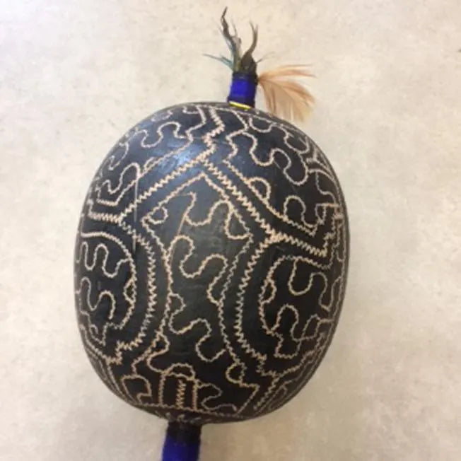 Sélection de hochets/ Maracas de 30 à 40 cms, en bois et peau de chèvre avec graines ou cymbales. Parfait pour rituels, collection, concerts !.jpg.webp