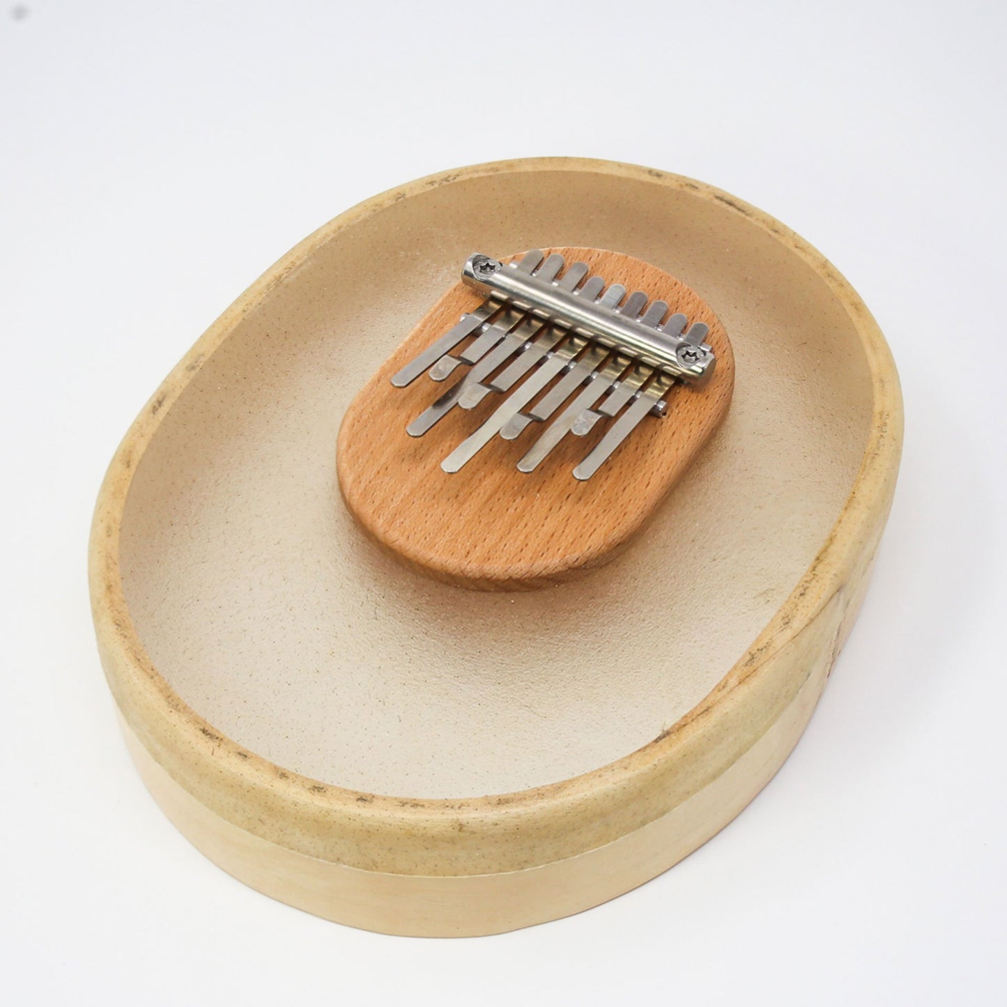 Kalimba/ Piano a doigt, à 9 notes, sur cadre en peau de veau, le meilleur acier à ressort lui confère un volume sonore professionnel de qualité ! 4 accordages au choix/ 2 finitions : Transparent ou blanc.