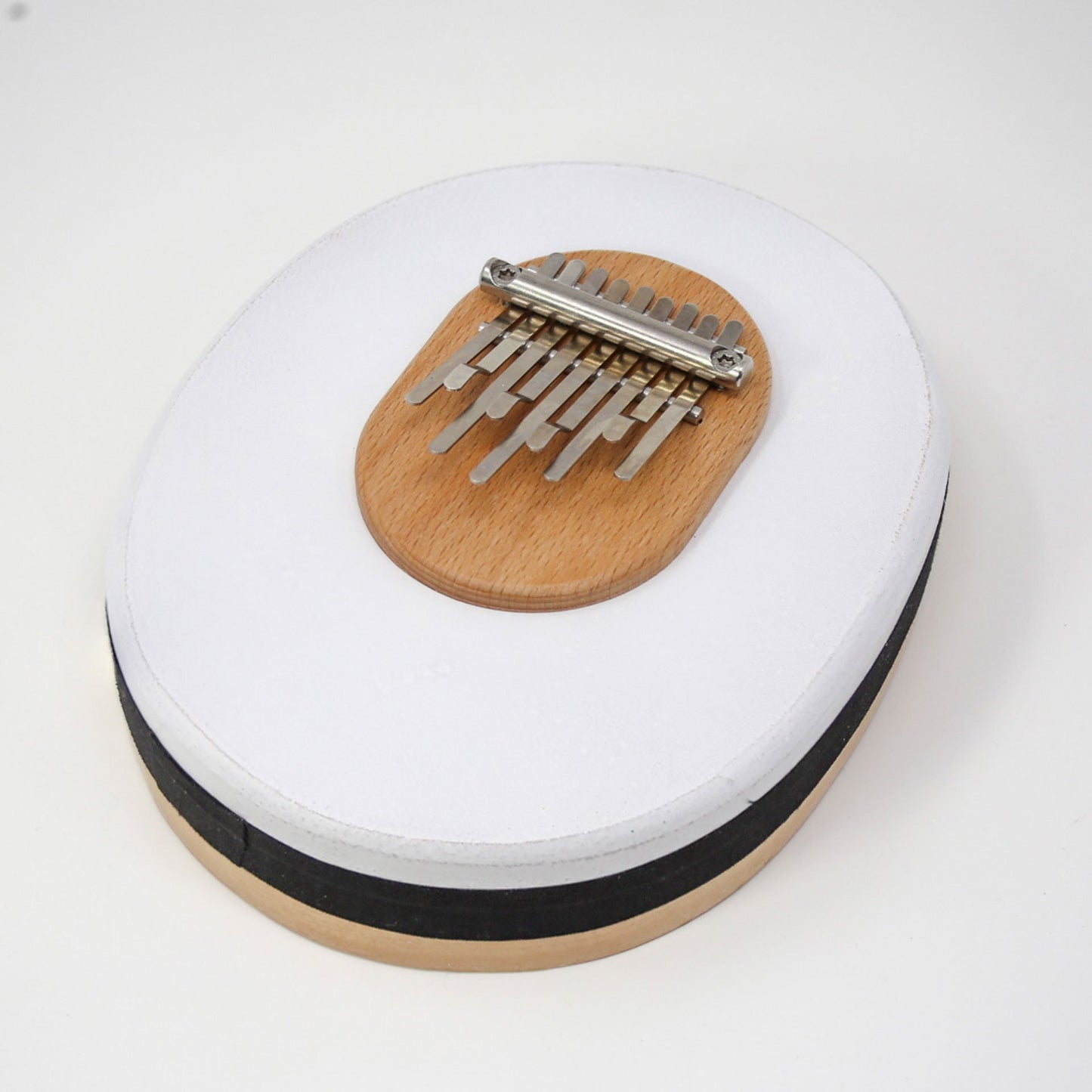 Kalimba/ Piano a doigt, à 9 notes, sur cadre en peau de veau, le meilleur acier à ressort lui confère un volume sonore professionnel de qualité ! 4 accordages au choix/ 2 finitions : Transparent ou blanc.