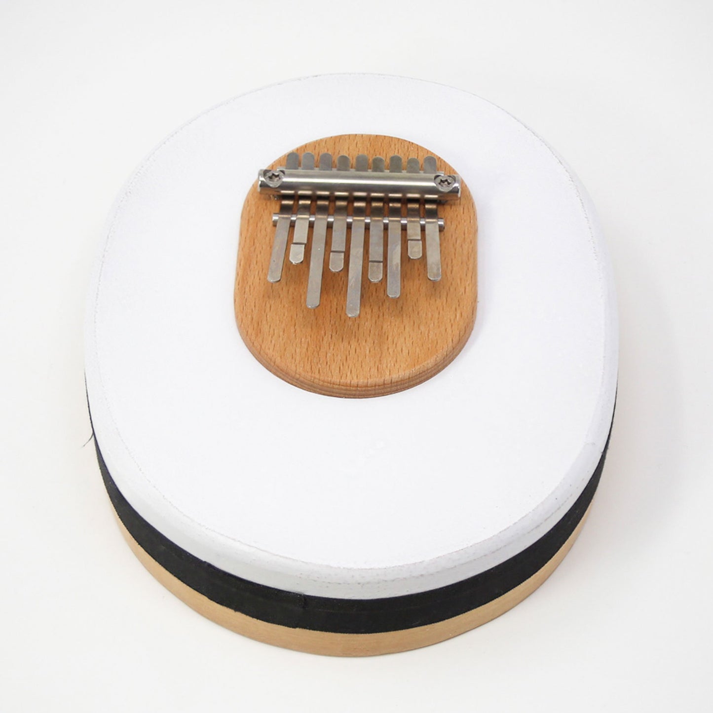 Kalimba/ Piano a doigt, à 9 notes, sur cadre en peau de veau, le meilleur acier à ressort lui confère un volume sonore professionnel de qualité ! 4 accordages au choix/ 2 finitions : Transparent ou blanc.
