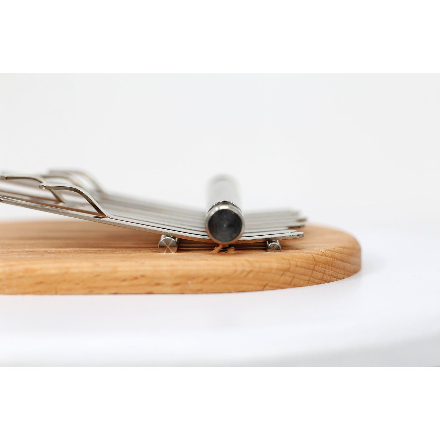 Kalimba/ Piano a doigt, à 9 notes, sur cadre en peau de veau, le meilleur acier à ressort lui confère un volume sonore professionnel de qualité ! 4 accordages au choix/ 2 finitions : Transparent ou blanc.