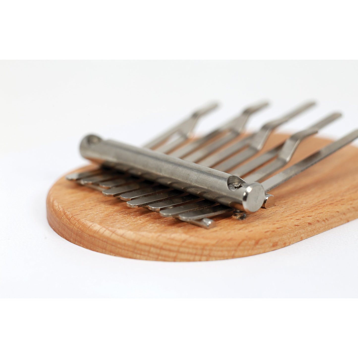 Kalimba/ Piano a doigt, à 9 notes, sur cadre en peau de veau, le meilleur acier à ressort lui confère un volume sonore professionnel de qualité ! 4 accordages au choix/ 2 finitions : Transparent ou blanc.