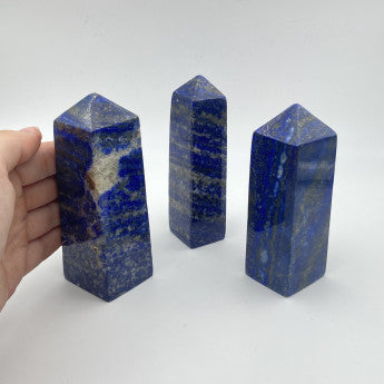 Sélection d'Obélisques au choix en Lapis lazuli, Améthyste ou Obsidienne. 3 tailles au choix : 6/8x3cm - 8/11x4cm - 11/ 14x5cm. Vente à l'unité ou en lot de 3 !... Très belle qualité, parfait ...!