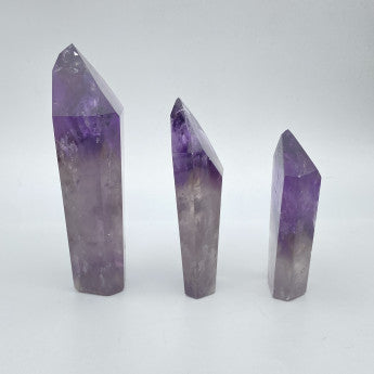 Sélection d'Obélisques au choix en Lapis lazuli, Améthyste ou Obsidienne. 3 tailles au choix : 6/8x3cm - 8/11x4cm - 11/ 14x5cm. Vente à l'unité ou en lot de 3 !... Très belle qualité, parfait ...!