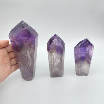 Sélection d'Obélisques au choix en Lapis lazuli, Améthyste ou Obsidienne. 3 tailles au choix : 6/8x3cm - 8/11x4cm - 11/ 14x5cm. Vente à l'unité ou en lot de 3 !... Très belle qualité, parfait ...!