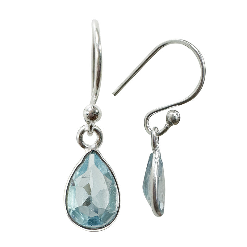Boucles d'oreilles en topaze bleue, qualité A à AA. Vendu en finition Argent, design raffiné et éclat subtil, parfait !