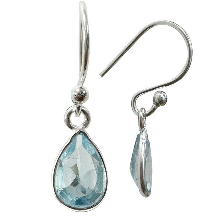 Boucles d'oreilles en topaze bleue, qualité A à AA. Vendu en finition Argent, design raffiné et éclat subtil, parfait !