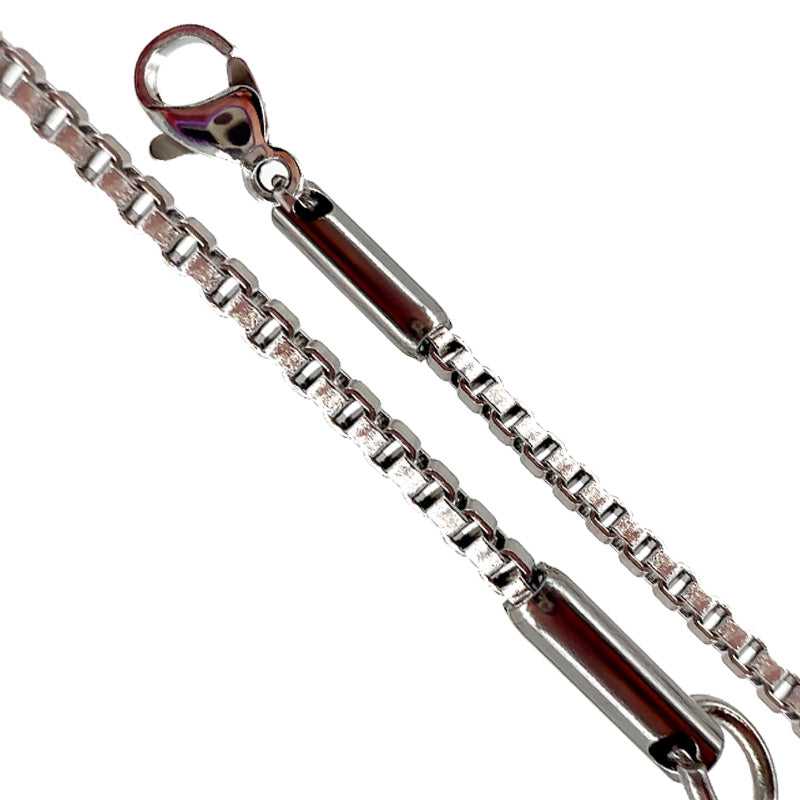 Chaîne à maille carrée est terminée par des embouts en acier intégrés au fermoir et à l’anneau, ce qui renforce la solidité de l'ensemble. Longueur : 50 cm