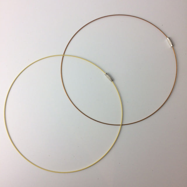Tour de cou rigide de 1,5 mm de diamètre. 40 centimètres de longueur. Diverses couleurs au choix, bonne qualité, parfait pour assortir vos pendentifs préférés !