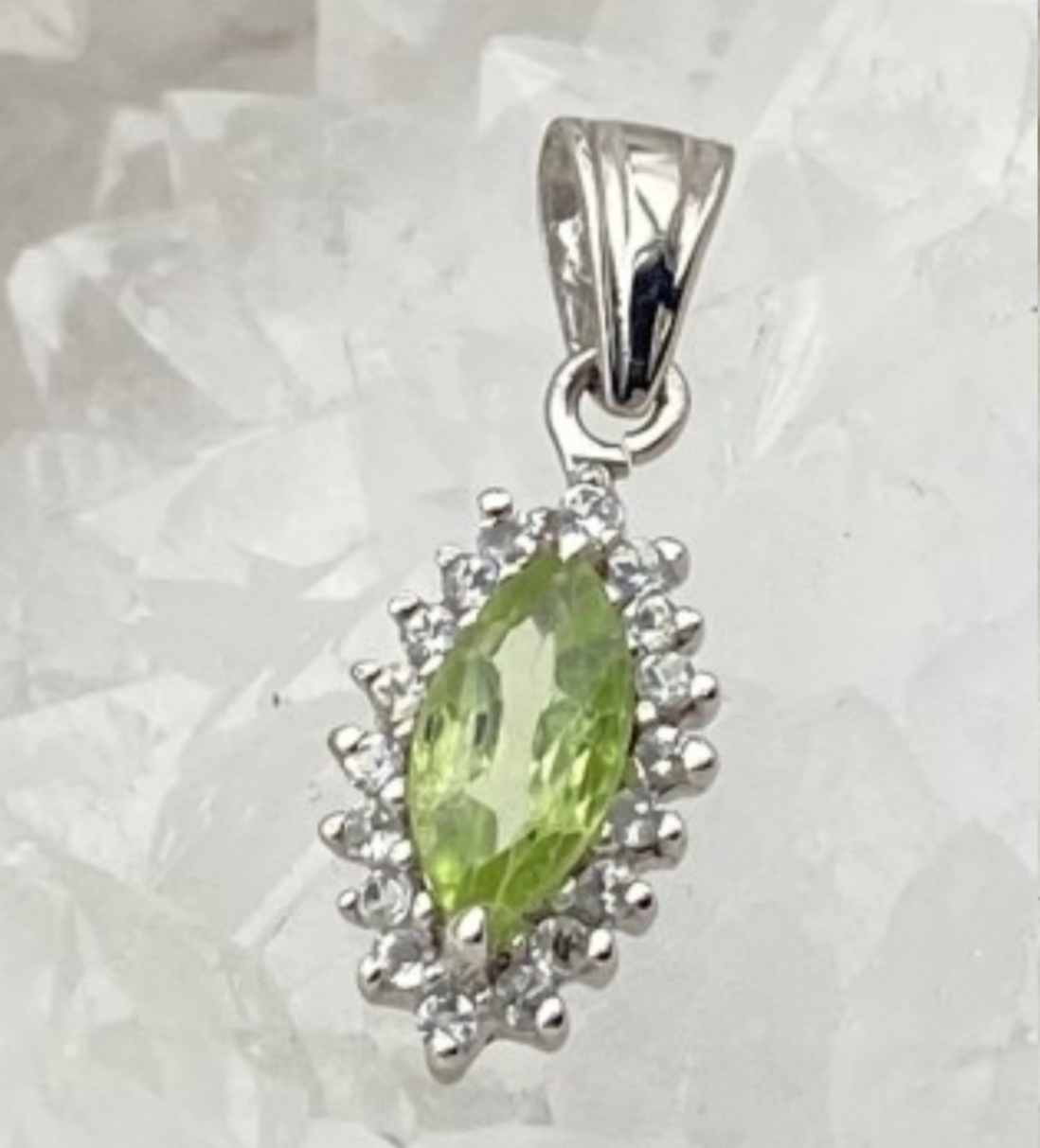 Péridot | Collection Retro' | Pendentif en Argent serti d'une pierre gemme en forme de 'navette', entouré d'Oxyde, 19 x 7 mm !