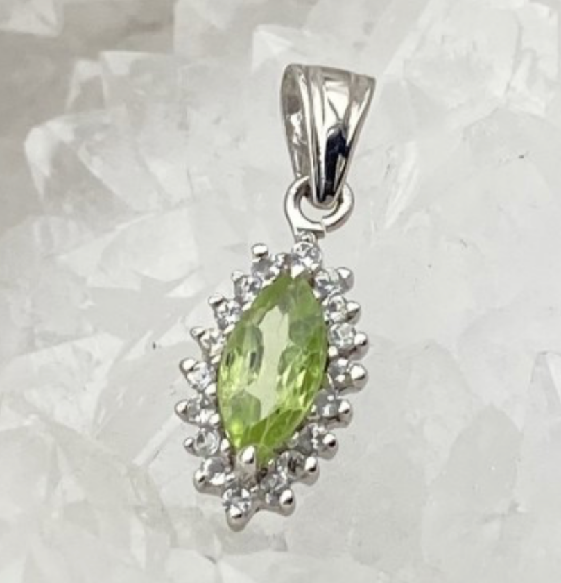 Péridot | Collection Retro' | Pendentif en Argent serti d'une pierre gemme en forme de 'navette', entouré d'Oxyde, 19 x 7 mm !
