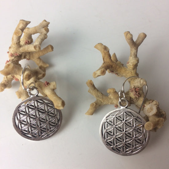 Boucles d'oreilles en forme de fleur de vie, 25 millimètres de diamètre, finition laiton argenté ou doré, parfait !
