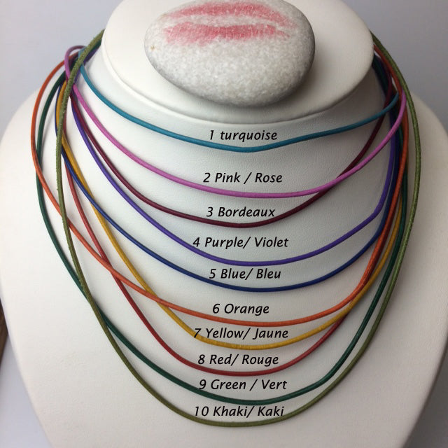Cordon en fil de cuir de 1,5 mm de diamètre. 43 cm avec rajout de 5cm en chainette métallique, diverses couleurs au choix, bonne qualité, parfait pour assortir vos pendentifs préférés !