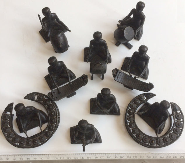 Mini statuettes of a Bali Orchestra complete with musicians in bronze, measuring 4 to 5 centimeters tall. These statuettes are perfect as gifts or offerings between people!