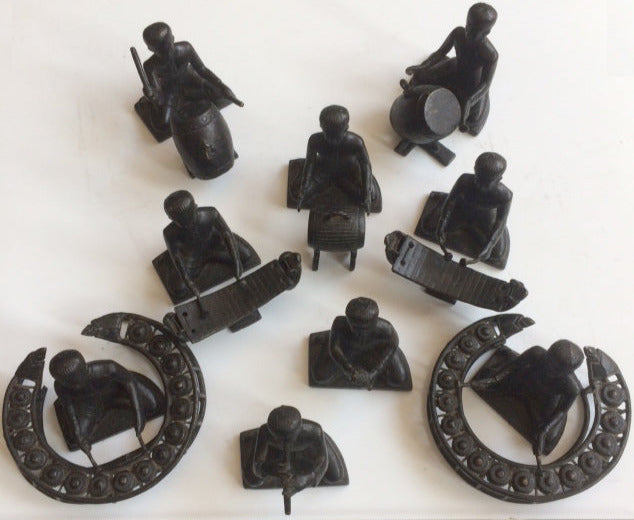 Mini statuettes of a Bali Orchestra complete with musicians in bronze, measuring 4 to 5 centimeters tall. These statuettes are perfect as gifts or offerings between people!