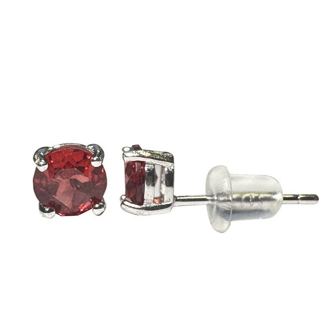 Puces/ Clous/ Boucles d'oreilles en 'grenat almandin', qualité AA à AAA. Finition Argent 0.925, aux reflets lumineux et scintillants, taillés pour capter la lumière sous tous les angles, parfait !