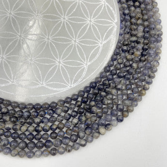 Iolite / Cordiérite, perles rondes de 6 ou 8 mm. Vendu en fil de perle 38/39 cm, en bracelet de 17 à 21cm, en collier de 45 ou sautoir de 60cm. Qualité AA à AAA !