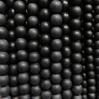 Onyx 'finition Mat', perles rondes de 6 ou 8 mm. Vendu en fil de perle 38/39 cm, en bracelet de 17 à 21cm, en collier de 45 ou sautoir de 60cm. Qualité AA à AAA, superbes perles à l'effet calmant !