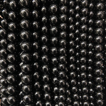 Spinelle , perles rondes de 6 et 8 mm, vendu en : fil de perle 38/39 cm, en bracelet de 17 à 21cm, en collier de 45 ou sautoir de 60cm. Qualité AA à AAA, superbes perles d'un noir éclatant !
