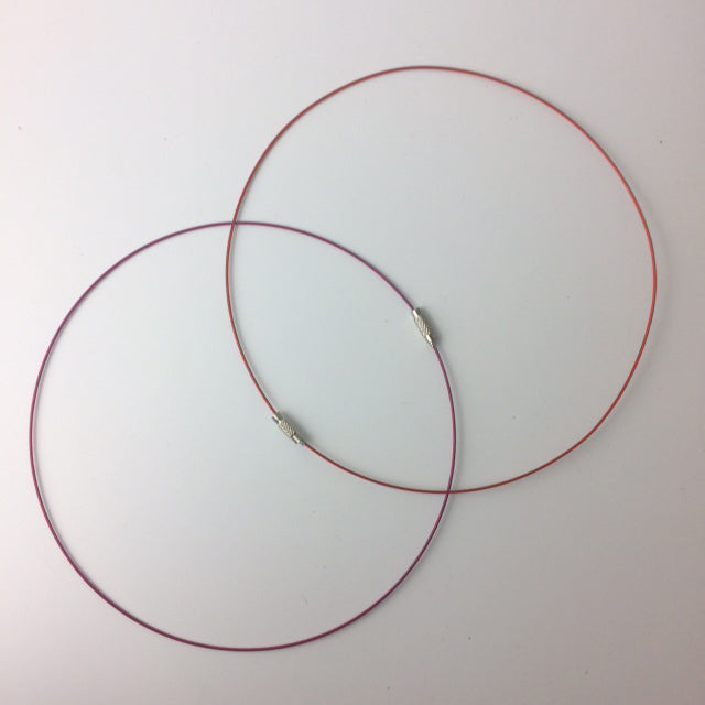 Tour de cou rigide de 1,5 mm de diamètre. 40 centimètres de longueur. Diverses couleurs au choix, bonne qualité, parfait pour assortir vos pendentifs préférés !