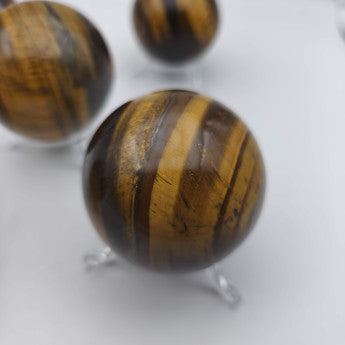 Sphère en Oeil de tigre au choix de 170 à 370 grammes, de 50 à 65 millimètres. Parfait pour une collection, exposition... !