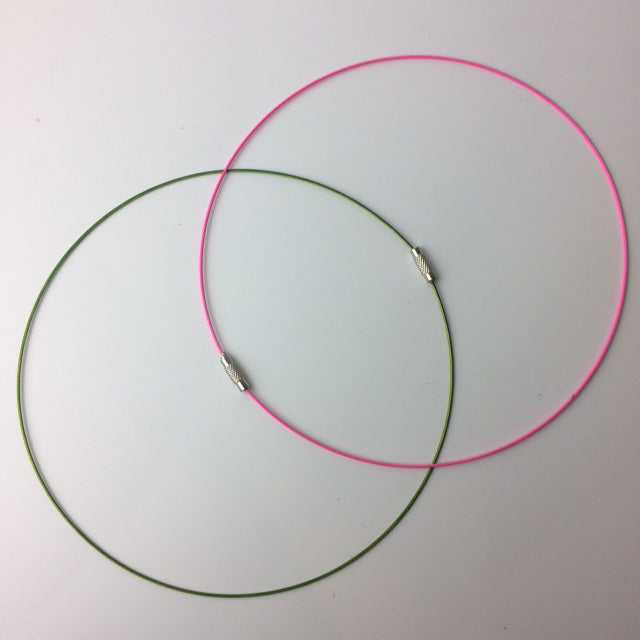 Tour de cou rigide de 1,5 mm de diamètre. 40 centimètres de longueur. Diverses couleurs au choix, bonne qualité, parfait pour assortir vos pendentifs préférés !