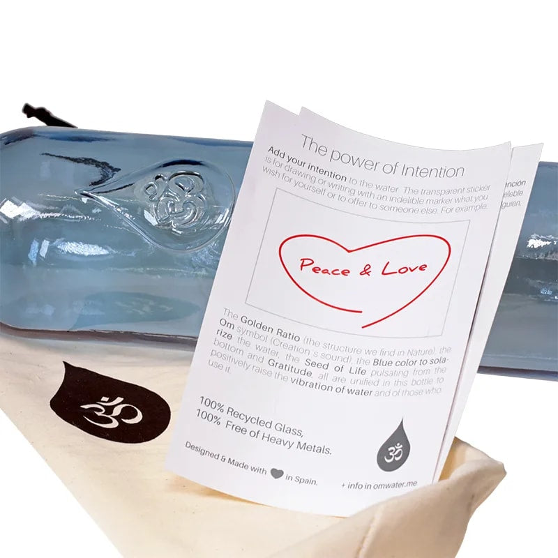 Bouteille de 1,2 ml de chez 'OmWater' modèle 'Gratitude', fabriquer suivant le nombre d'Or. En verre 100% recyclé, 0% métaux lourds, vendu dans un sac en coton naturel.