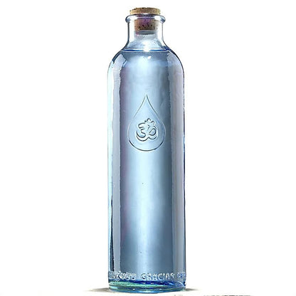 Bouteille de 1,2 ml de chez 'OmWater' modèle 'Gratitude', fabriquer suivant le nombre d'Or. En verre 100% recyclé, 0% métaux lourds, vendu dans un sac en coton naturel.