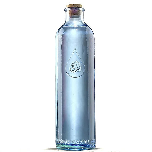 Bouteille de 1,2 ml de chez 'OmWater' modèle 'Gratitude', fabriquer suivant le nombre d'Or. En verre 100% recyclé, 0% métaux lourds, vendu dans un sac en coton naturel.