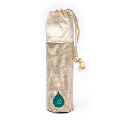 Bouteille de 0,5 litres de chez 'Om Water' modèle 'Gratitude', fabriquer suivant le nombre d'Or. En verre 100% recyclé, 0% métaux lourds, vendu dans un sac en coton naturel.
